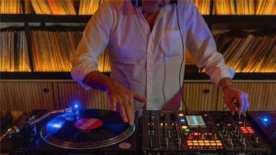 Disques vinyles et cocktails signature : écoutez les différences entre disques et vinyles dans ce bar de Polanco