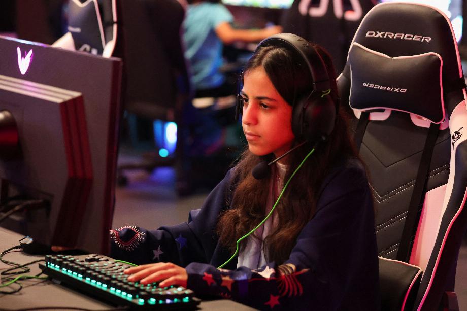 Acheter de bons accessoires, les personnaliser et gérer le temps de jeu améliorera les performances dans les jeux. (REUTERS/Ahmed Yosri)