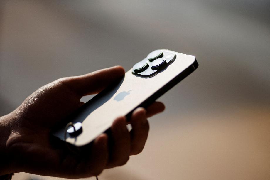 Le zoom de ce téléphone portable couvrirait une focale de 300 mm et serait idéal pour la photographie de portrait et animalière. (REUTERS/Thomas Peter)