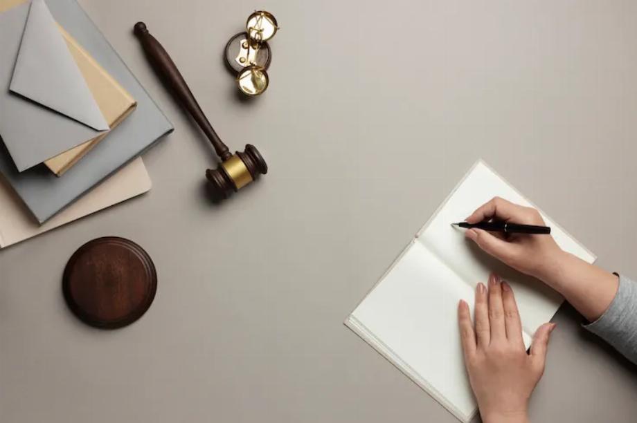 L'interprétation des lois est une question que se posent les juristes concernant les outils d'IA. (Freepik)