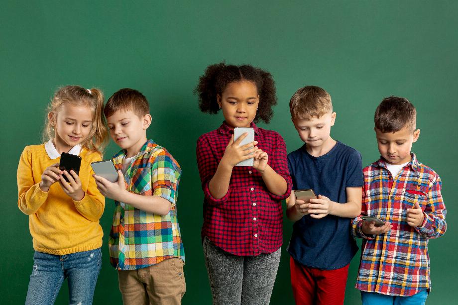Les enfants peuvent perdre leurs performances scolaires ou affecter leur développement émotionnel par une utilisation excessive des écrans. (Freepik)