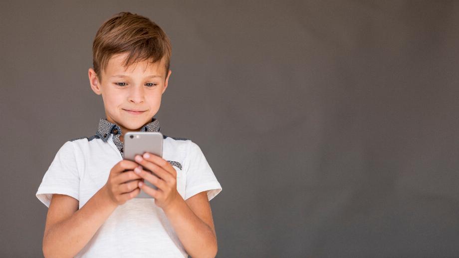 Les enfants peuvent perdre leurs performances scolaires ou affecter leur développement émotionnel par une utilisation excessive des écrans. (Freepik)