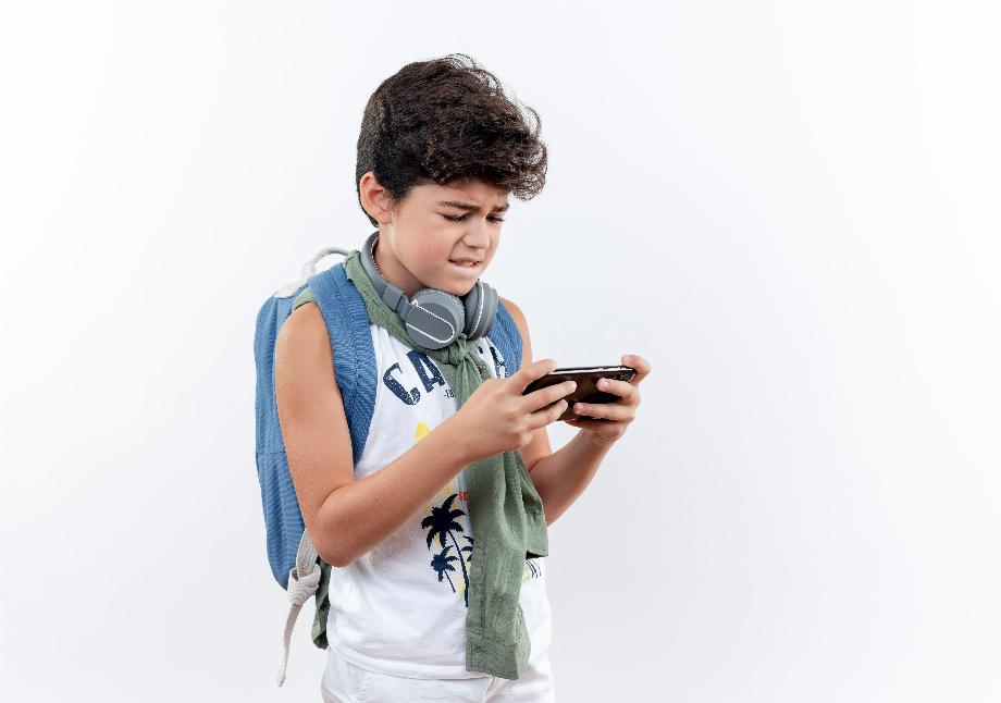 Les enfants peuvent perdre leurs performances scolaires ou affecter leur développement émotionnel par une utilisation excessive des écrans. (Freepik)