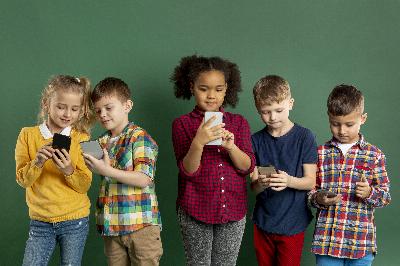 Pourquoi l'Unesco a demandé de réduire l'utilisation des téléphones portables dans toutes les écoles