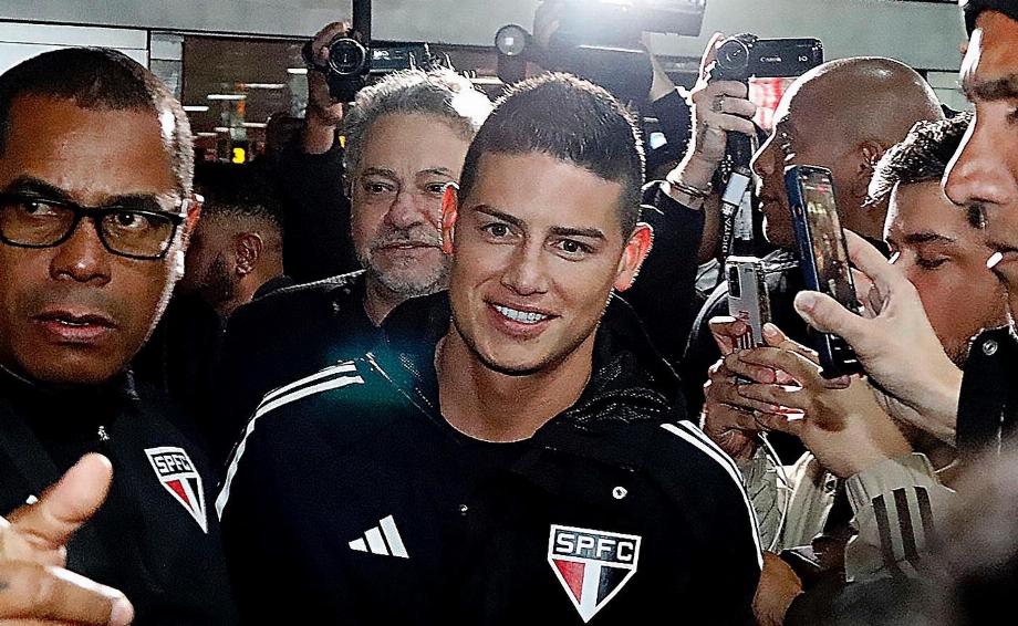 James Rodriguez a été reçu sur la piste de l'aéroport par le président de São Paulo Photo : @SaoPauloFC - Twitter