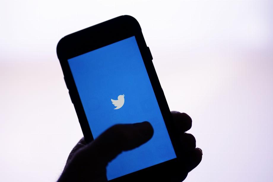 Le shadowban de Twitter : Une mesure discrète pour modérer les contenus sur la plateforme. (AP Photo/Gregory Bull, fichier)
