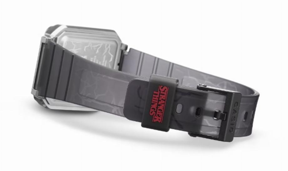 La montre est une réédition d'un appareil des années 80, époque à laquelle se déroule la série. (casio)