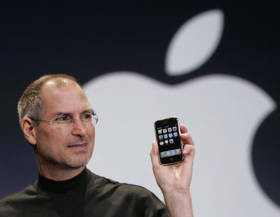 FICHIER - Le PDG d'Apple, Steve Jobs, présente un iPhone à la conférence MacWorld le 9 janvier 2007 à San Francisco. (AP Photo/Paul Sakuma, Dossier)