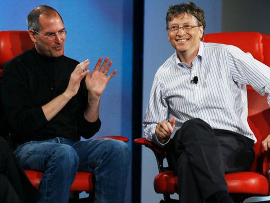 Steve Jobs et Bill Gates ont rivalisé pendant des années sur le marché de la technologie avec leurs sociétés Apple et Microsoft