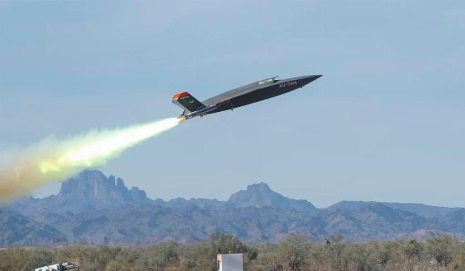 Le drone XQ-58A Valkyrie est lancé en 2020 au centre d'essai de Yuma Proving Ground, en Arizona, pour démontrer le transfert de données entre avions. (Armée de l'Air américaine)