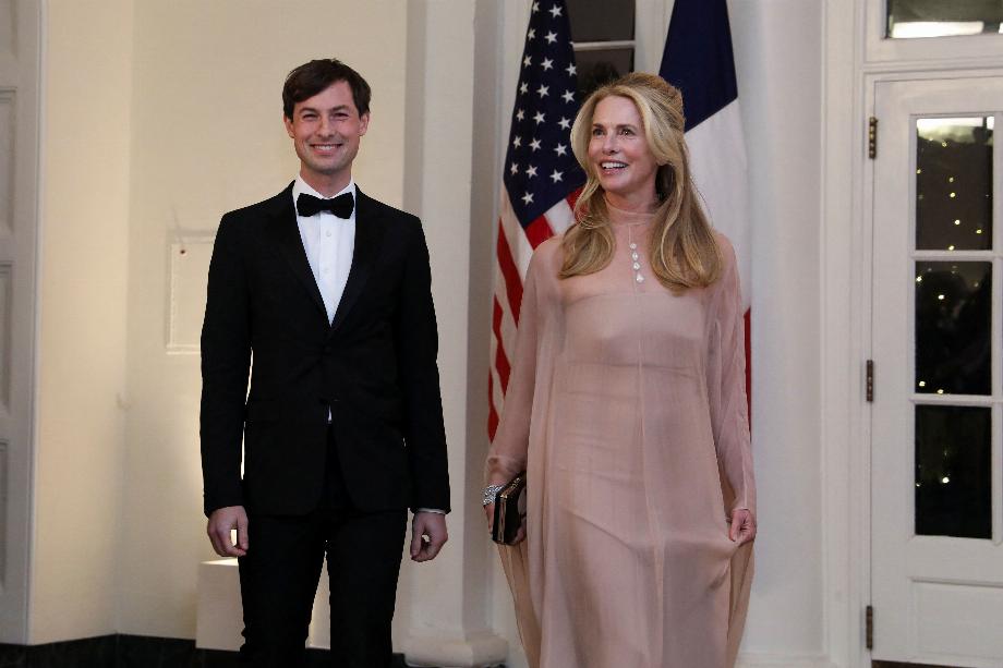 Reed Jobs et Laurene Powell Jobs arrivent pour un dîner d'État en l'honneur du président français Emmanuel Macron à la Maison Blanche à Washington, États-Unis, le 1er décembre 2022. REUTERS/Amanda Andrade-Rhoades