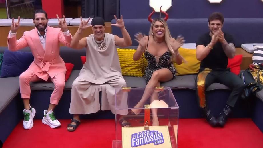 Les quatre finalistes saluent Emilio Osorio après avoir terminé cinquième. (Vix)