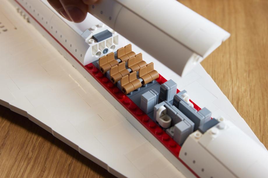 La partie supérieure du fuselage est préparée pour être facilement démontée afin de voir la cabine passagers. (LEGO)
