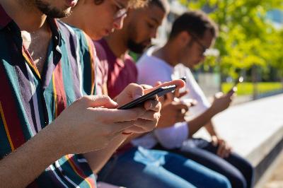 Deux heures par jour sur le téléphone portable ? La Chine cherche à limiter l'utilisation chez les adolescents et génère un débat