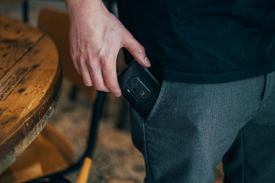 Les téléphones portables achetés dans des magasins non officiels peuvent présenter un risque pour les utilisateurs. (Déséclabousser)