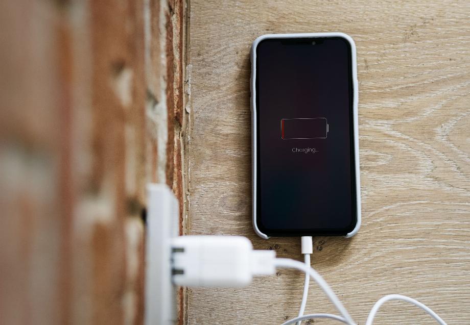80% des téléphones portables vendus en 2023 ont une charge rapide. (Freepik)