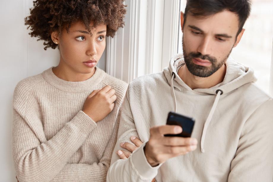 Cette pratique rompt les discussions de couple et génère de la méfiance envers l'autre. (Freepik)