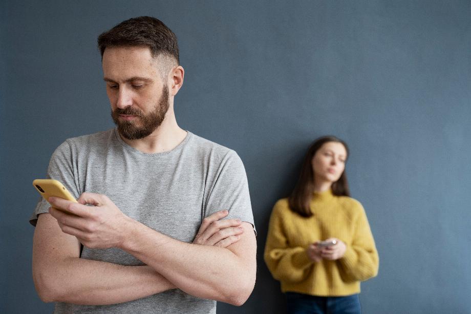 Cette pratique rompt les discussions de couple et génère de la méfiance envers l'autre. (Freepik)