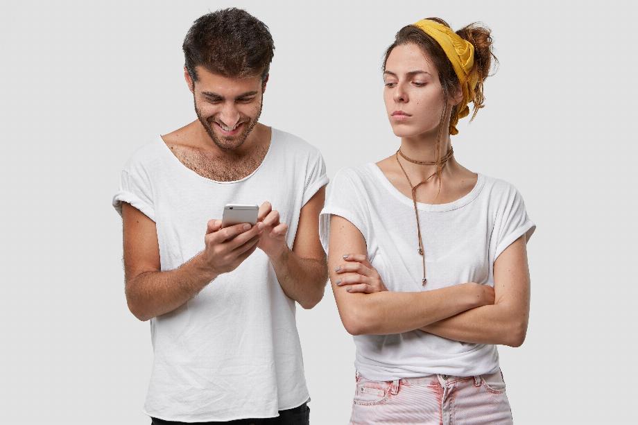 Cette pratique rompt les discussions de couple et génère de la méfiance envers l'autre. (Freepik)