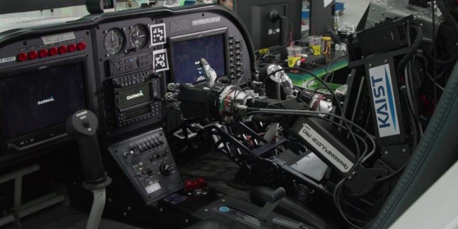 Pibot est un robot humanoïde capable de piloter un avion comme un pilote, en manipulant toutes les commandes d'un cockpit conçu pour les humains. (KAIST)