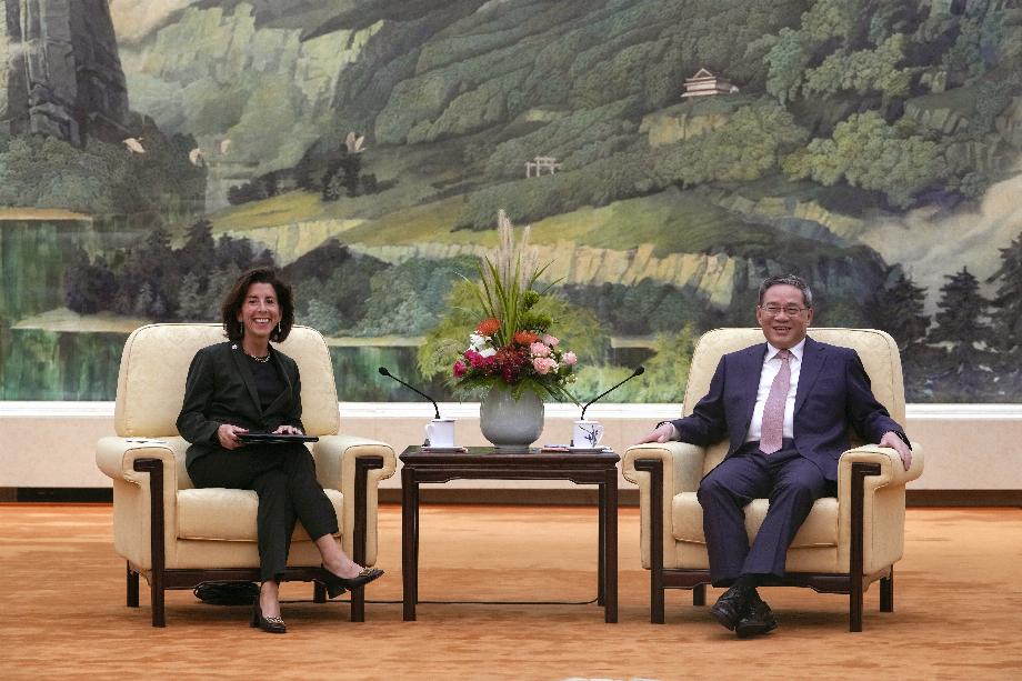 La secrétaire américaine au Commerce Gina Raimondo (à gauche) et le Premier ministre chinois Li Qiang lors de leur rencontre au Grand Palais du Peuple à Pékin. (EFE/EPA/ANDY WONG)