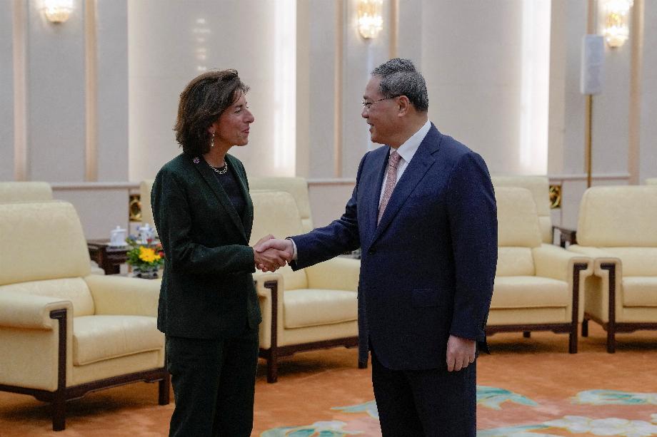 Raimondo avec le Premier ministre chinois Li Qiang (Andy Wong/REUTERS)