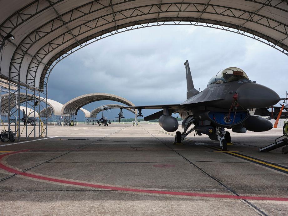 Les pilotes de la base aérienne d'Eglin prévoyaient de faire voler leurs chasseurs F-16 en tandem avec des avions guidés par l'intelligence artificielle (NYT)