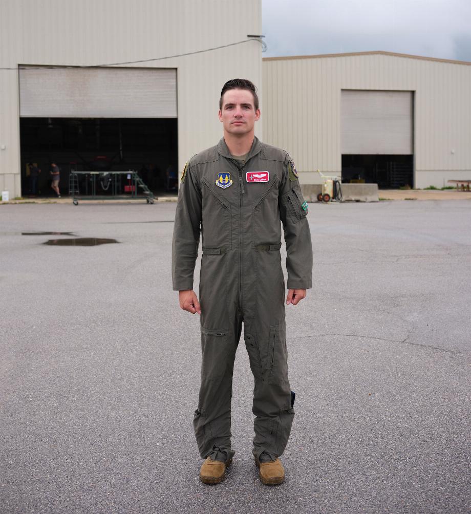 Le capitaine Abraham Eaton, ingénieur d'essais en vol du projet, est chargé d'aider à évaluer les performances du drone (NYT)