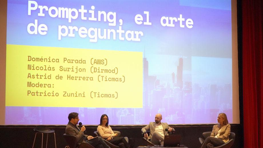Le panel « Prompting : l'art de demander » de la FIIA 2023 était composé de Doménica Parada, d'AWS, Nicolás Surijon, de DirMOD, et Astrid de Herrera, de Ticmas. (Photo : Mario Sar)