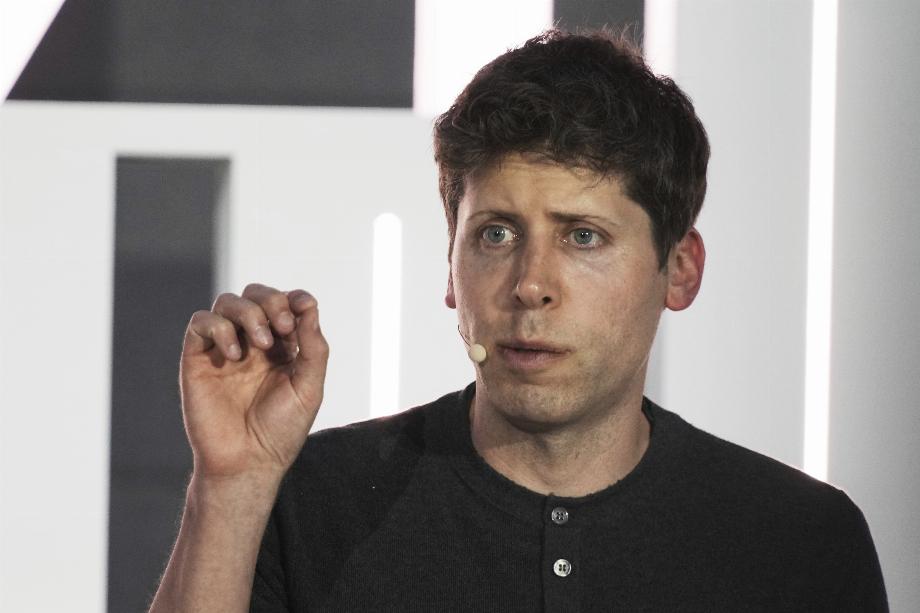 Le PDG d'OpenAI, Sam Altman, a déjà exprimé les défis qu'il rencontre avec les puces actuelles. (Photo AP/Jon Gambrell, dossier)
