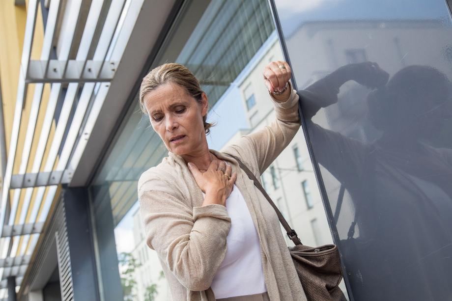 Les symptômes de l'insuffisance cardiaque sont, entre autres, la toux, la fatigue, la faiblesse, les évanouissements et les difficultés respiratoires en cas d'activité physique ou après s'être allongé/ Christin Klose/dpa