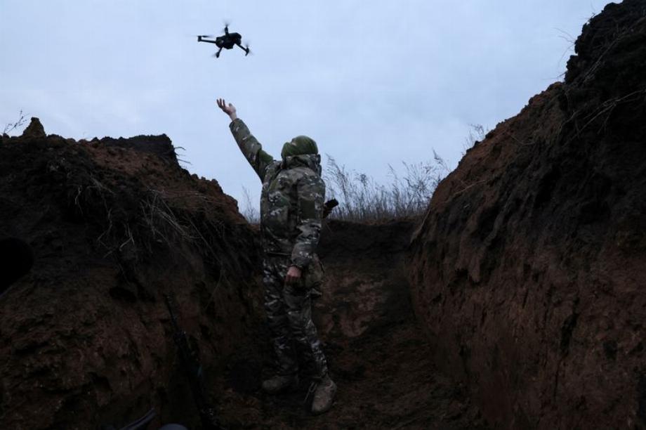 « Ghost », 24 ans, un soldat de la 58e brigade d'infanterie motorisée indépendante de l'armée ukrainienne, attrape un drone lors d'un test, près de Bakhmut, en Ukraine (REUTERS/Leah Millis)