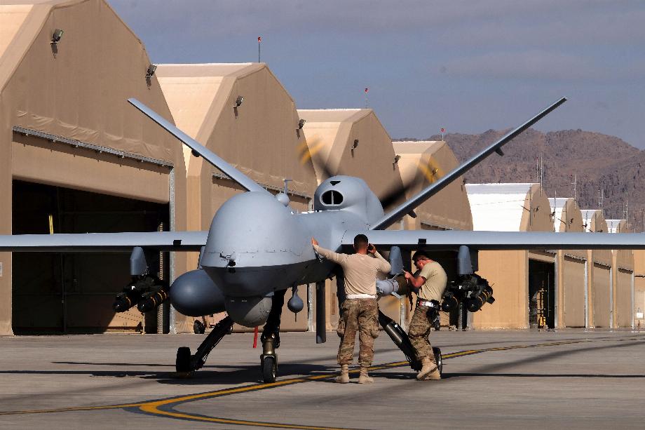 Des aviateurs américains préparent un drone MQ-9 Reaper pour l'armée de l'air américaine (REUTERS/Josh Smith)
