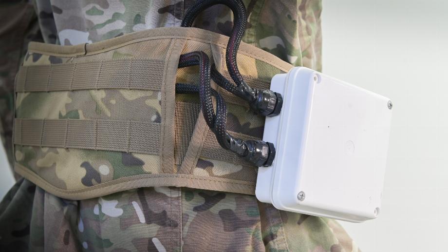 Le laboratoire a également réussi à faire avancer une ceinture qui sert à guider le soldat sur le terrain (Fernando Calzada)