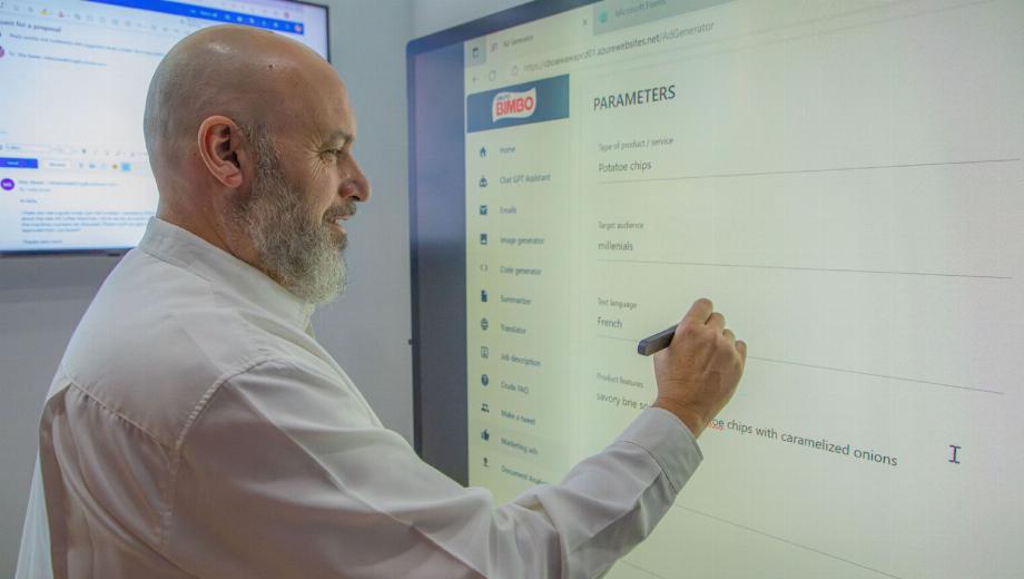 Diego Bustos, directeur des données de Grupo Bimbo, utilise le produit Copilot développé pour l'équipe de communication mondiale de Grupo Bimbo. (groupe Bimbo)