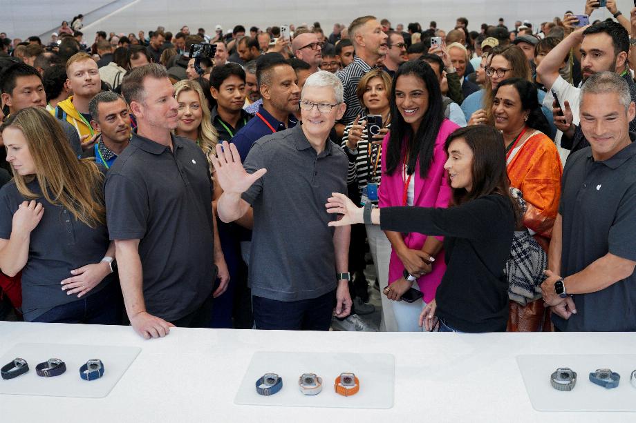 Tim Cook, PDG d'Apple à côté des nouveaux produits Apple qui seront lancés cette semaine. REUTERS/Loren Elliott