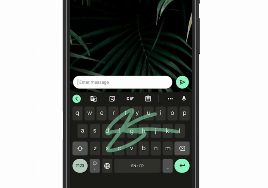 La saisie coulissante dans Gboard consiste pour la personne à faire glisser son doigt sur le clavier et l'application essaie de prédire ce qu'elle tape.