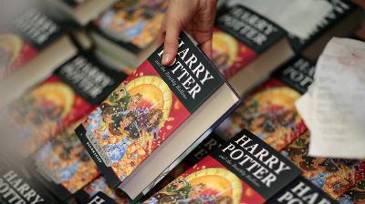 L'IA s'en prend également à Poudlard : le narrateur des livres "Harry Potter" dénonce l'utilisation frauduleuse de sa voix