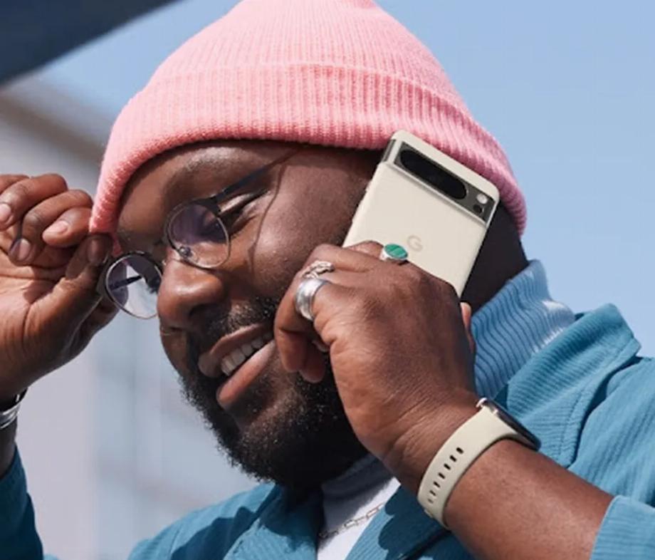 Google a divulgué par erreur cette image avec un gros plan du Pixel 8 Pro, bien qu'il n'ait pas encore annoncé le téléphone. (Google)