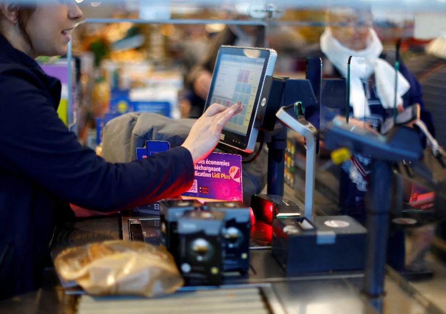 Le travail des caissiers est l'un des plus menacés par l'IA et, avant même, par les caisses libre-service. REUTERS/Eric Gaillard//File Photo