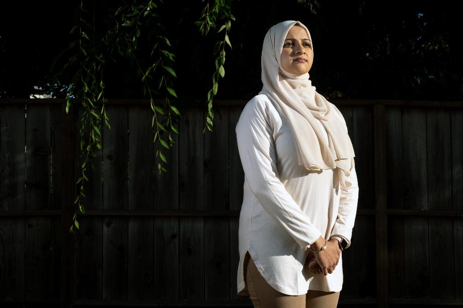 Nazneen Rajani, chercheuse au laboratoire d'intelligence artificielle Hugging Face, est l'une des scientifiques qui travaillent à perfectionner les chatbots à l'aide d'exemples réalisés à la main par des travailleurs bien formés. (Marlena Sloss/Le New York Times)