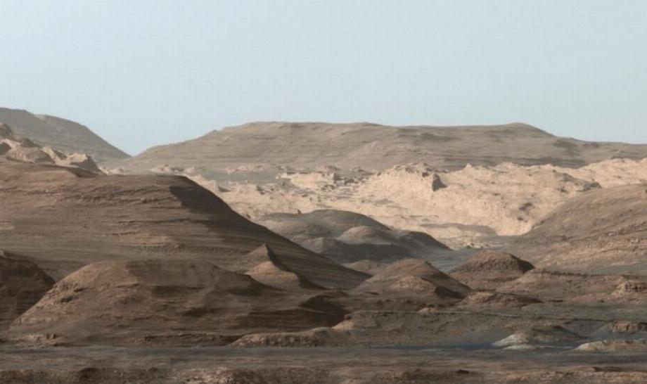 08-09-2021 Une image prise par l'instrument Curiosity Rover MastCam montre des roches sédimentaires en couches qui composent le mont Sharp. POLITIQUE DE RECHERCHE ET DE TECHNOLOGIE LE ROVER MARS CURIOSITY DE LA NASA