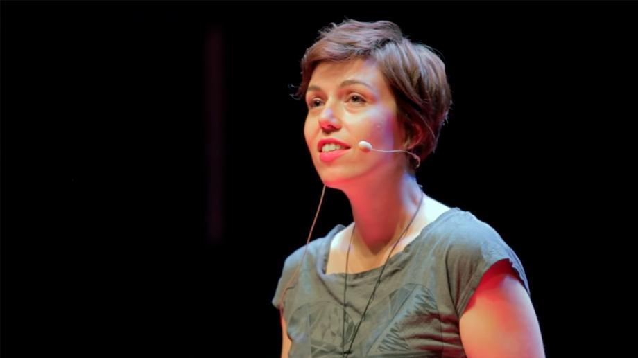 Marta Peirano est une journaliste espagnole spécialisée dans la technologie et le pouvoir qui travaille depuis plus de vingt ans sur les droits numériques, la cybersécurité et la vie privée (Capture vidéo)