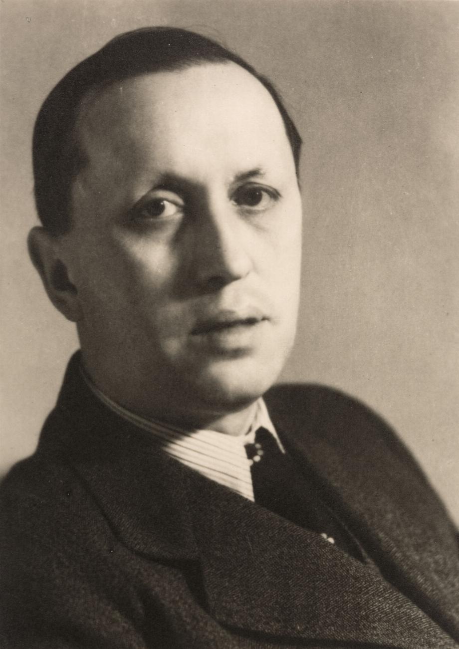 L'écrivain tchèque Karel ÄŒapek, inventeur du mot « robot » dans son œuvre « R.U.R », 1921. (Michael Nicholson/Corbis via Getty Images)