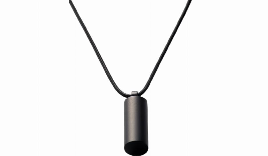 Rewind Pendant est un pendentif qui nous accompagne partout et collecte ces données pour nous permettre ensuite d'y accéder et de nous les rappeler. (Rembobiner)