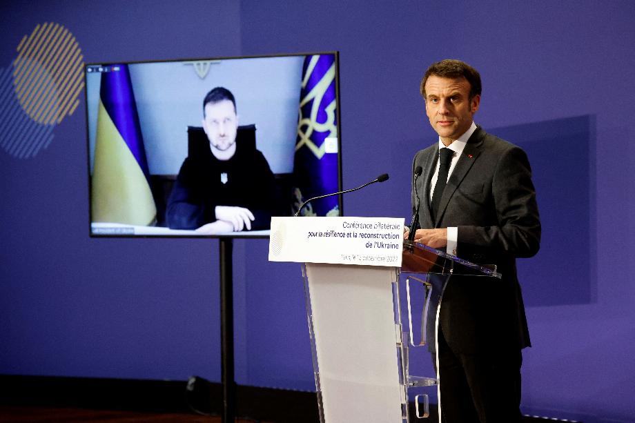 Le président français Emmanuel Macron et son collègue ukrainien Volodymyr Zelensky se sont connectés lors d'une vidéoconférence, en décembre 2022 (Photo : Ludovic Marin/Pool via REUTERS)