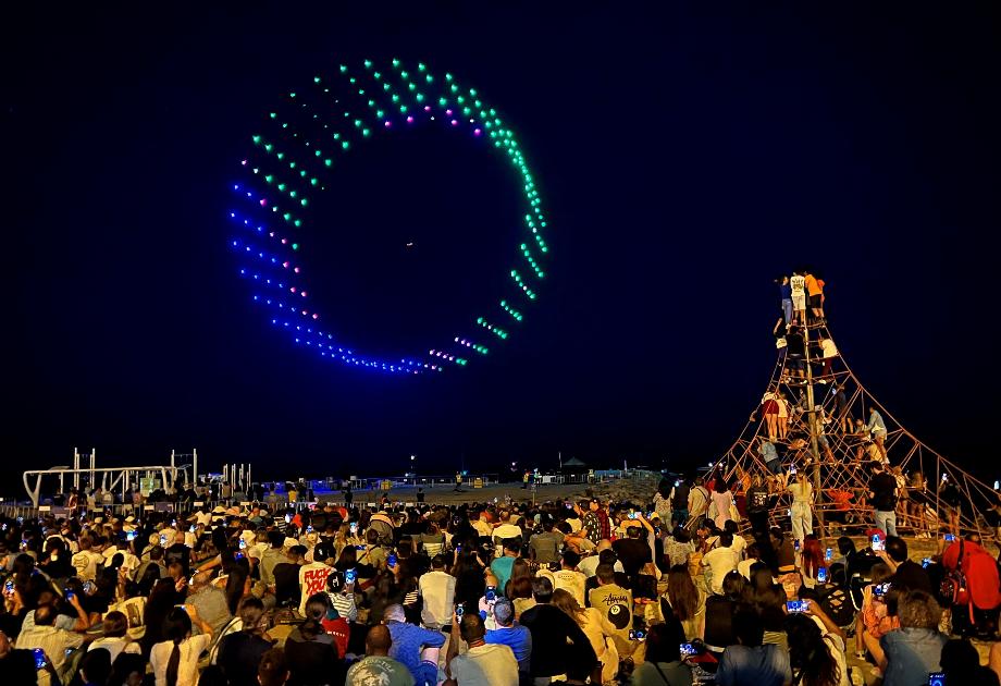 Spectacle de 200 drones sur la plage de la Barceloneta lors des festivités patronales de La Merced, en septembre 2023 (Photo : REUTERS/Nacho Doce)