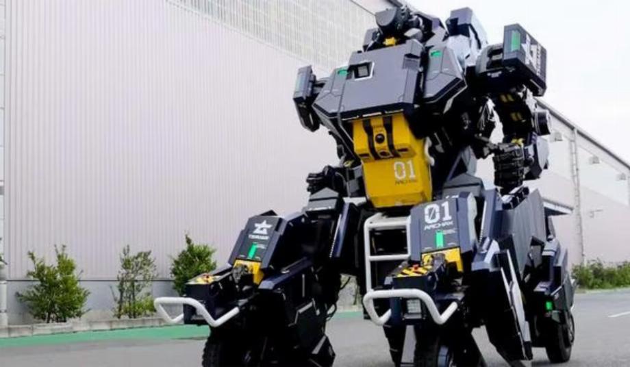 C'est un énorme robot qui imite les mouvements humains. (nhk.or.jp)