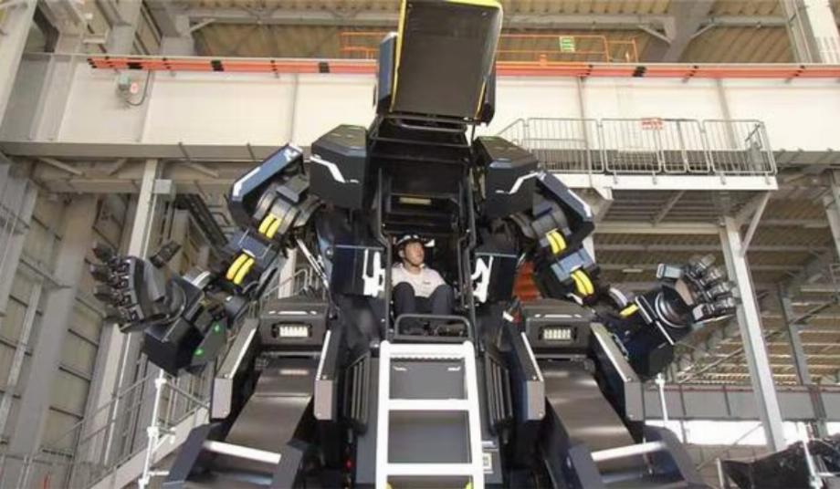 Le robot dispose d'un cockpit central afin qu'un pilote puisse contrôler cet engin. (nhk.or.jp)