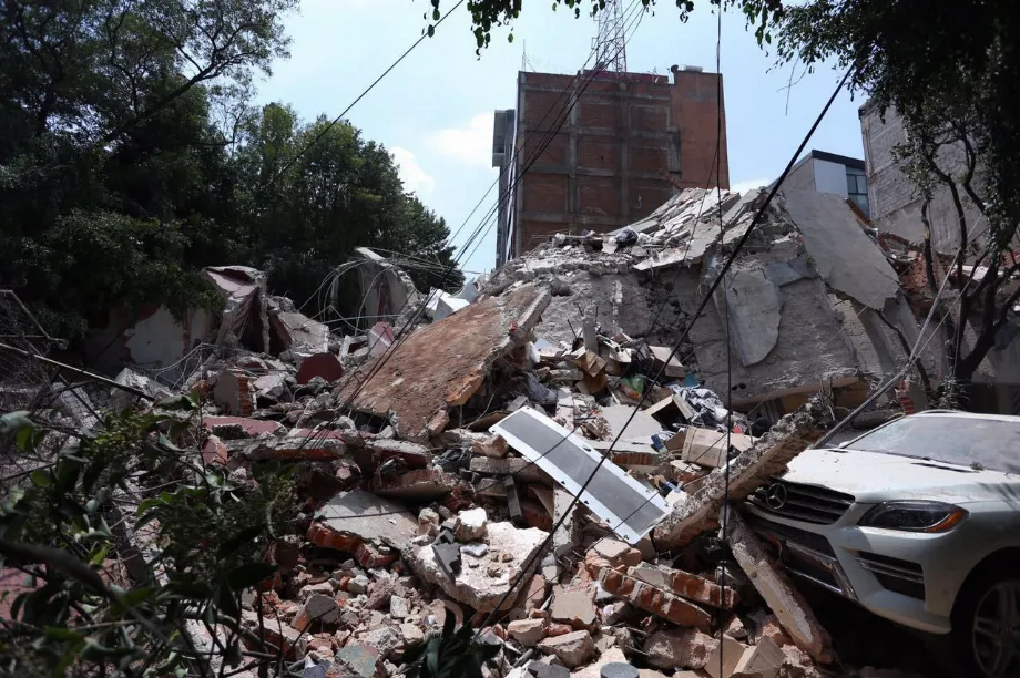 MEXICO, 19 SEPTEMBRE 2017.- Un puissant tremblement de terre a secoué la ville de Mexico, sans pour l'instant aucun chiffre officiel de pertes humaines et matérielles. PHOTO: ISAAC ESQUIVEL /CUARTOSCURO.COM